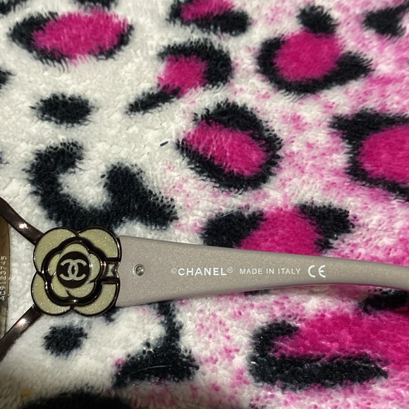 CHANEL SUNGLASSES - Picture 2 of 5